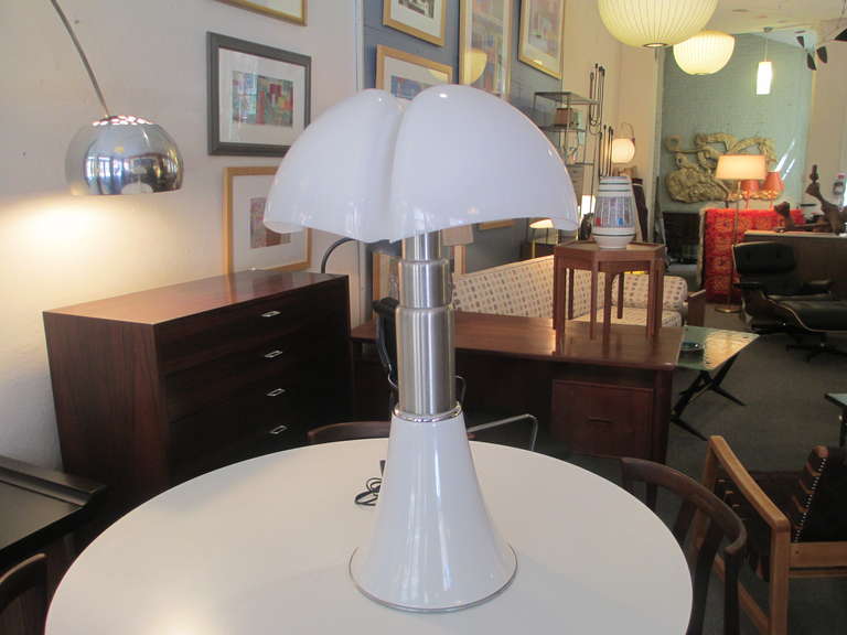 Gae Aulenti Pipistrello Lamp in White for Martinelli Luce In Excellent Condition In Philadelphia, PA