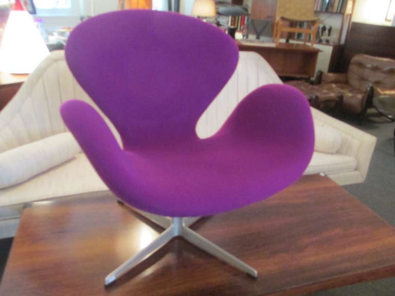 Danish Arne Jacobsen Swan Chair by Fritz Hansen