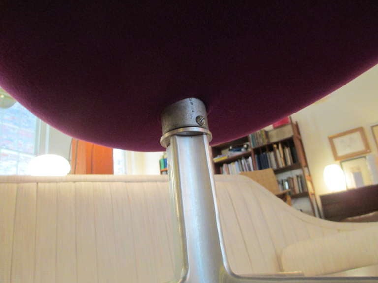 Mid-20th Century Arne Jacobsen Swan Chair by Fritz Hansen