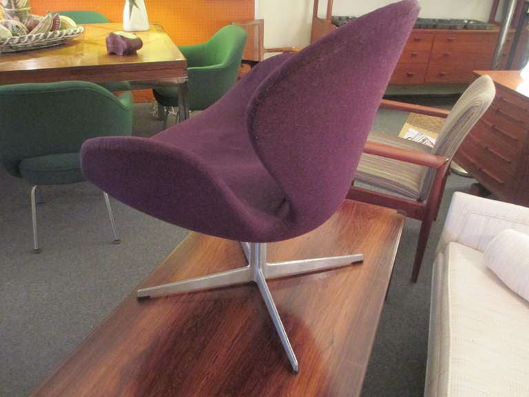 Arne Jacobsen Swan Chair by Fritz Hansen 2