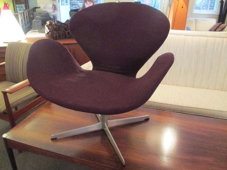 Arne Jacobsen Swan Chair by Fritz Hansen 3