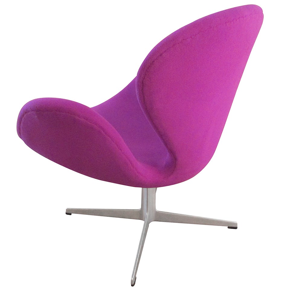 Arne Jacobsen Swan Chair by Fritz Hansen