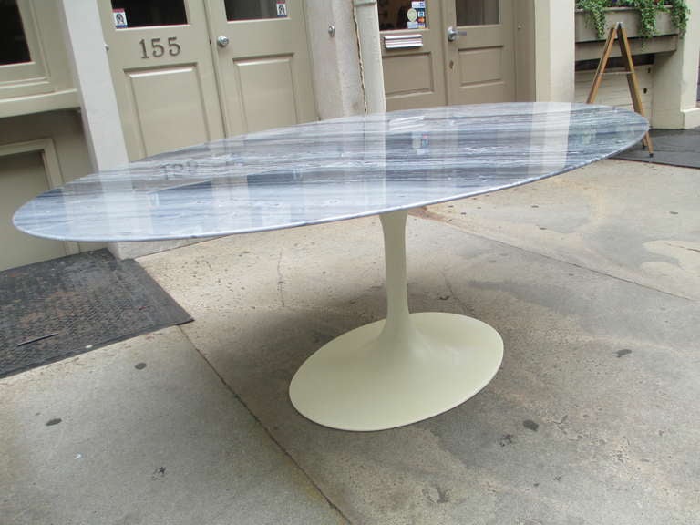 American Oval Marble-Topped Pedestal Table in the style of Eero Saarien for Knoll