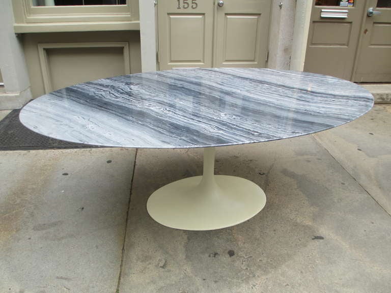 Oval Marble-Topped Pedestal Table in the style of Eero Saarien for Knoll In Excellent Condition In Philadelphia, PA