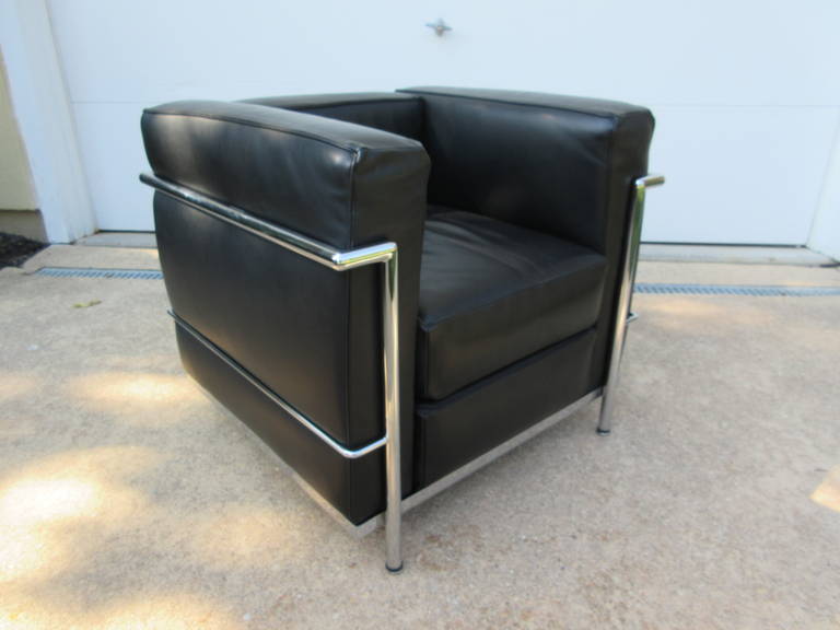 Corbu's classic club chair in thick black leather and chromed steel structure.
