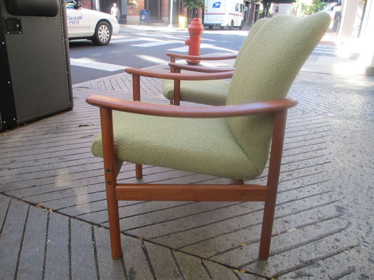 Pair Teak Arm Chairs In Excellent Condition In Philadelphia, PA