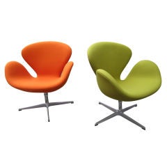 Pair of Arne Jacobsen Swan Chairs by Fritz Hansen