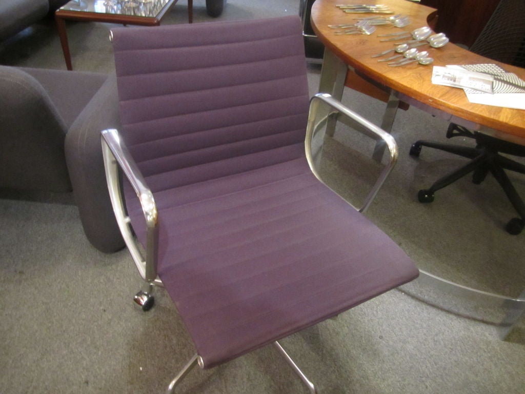 Mid-20th Century Eames Aluminum Group Management chair for Herman Miller