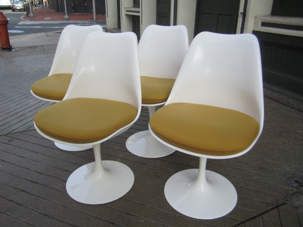 Set of Four Swivel Eero Saarinen Dining Chirs by Knoll