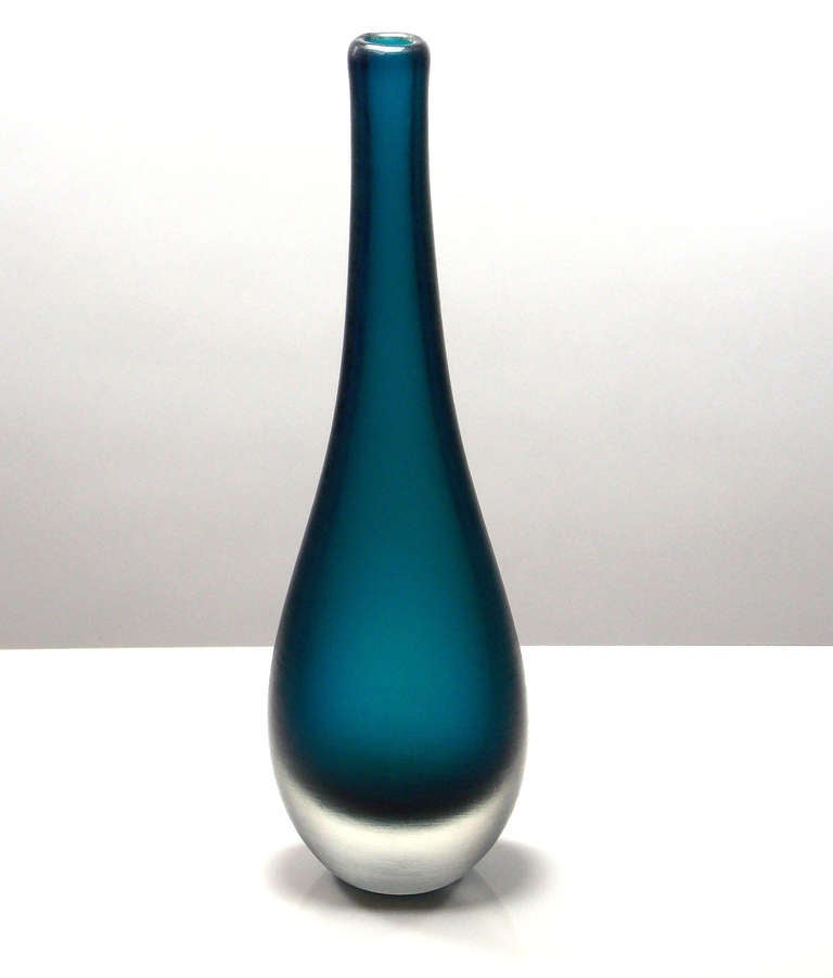Vaso a forma di bottiglia di Inciso in un colore tenue.
