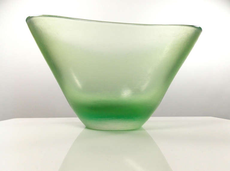 Un vibrante colore Acid Green esalta la tecnica dell'inciso.