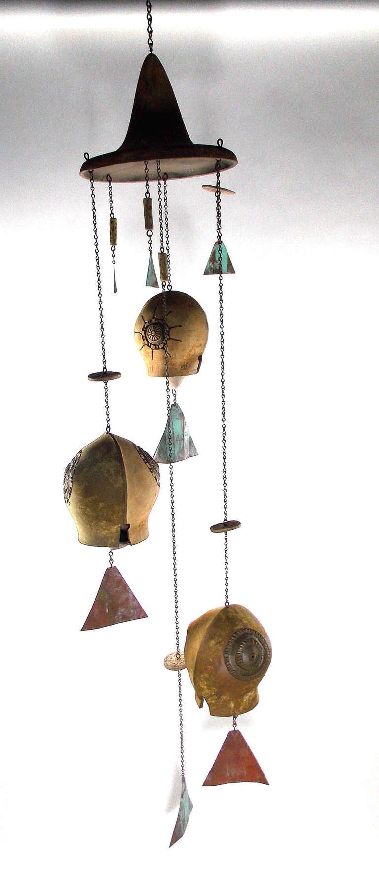 Paolo Soleri was an architect,urban designer,artist and craftsman.
He came to america in 1945,taking a fellowship withFrank LLoyd Wright in 1947.
This is an early and superior wind chime crafted at C.A.S. (Ceramica Artistica Solimene)
Ceramic and