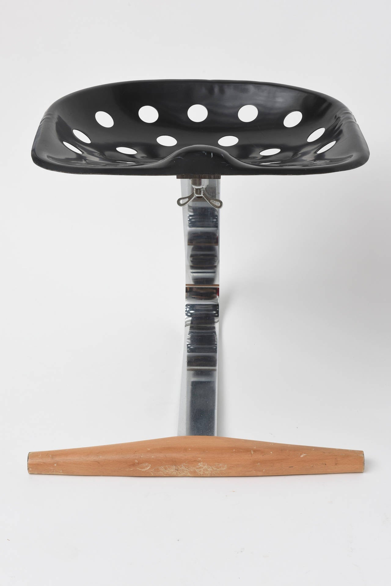 The first model of the stool was presented at the 1954 Milan Triennial.
It was presented under the banner of Art and Production.
