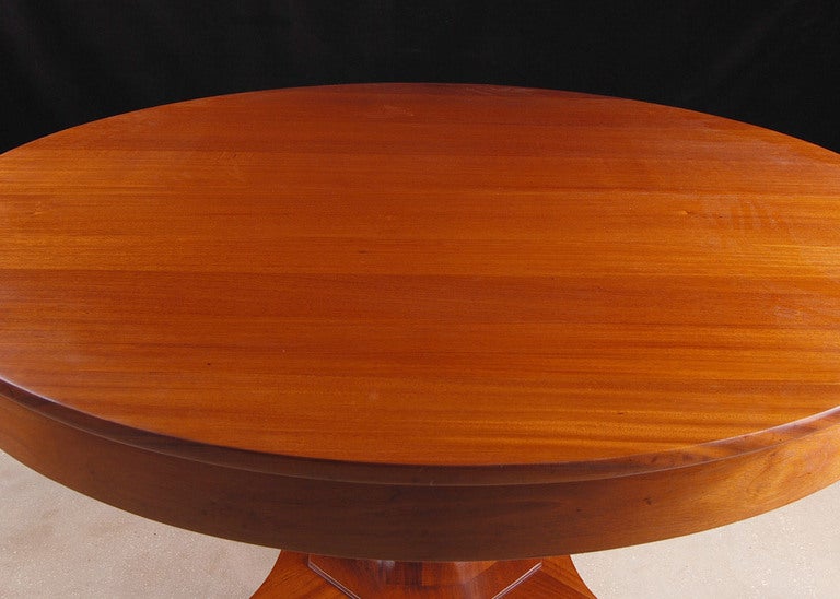 Brown and Simonds American Empire Style Round Mahogany Table In Excellent Condition In Coral Gables, FL
