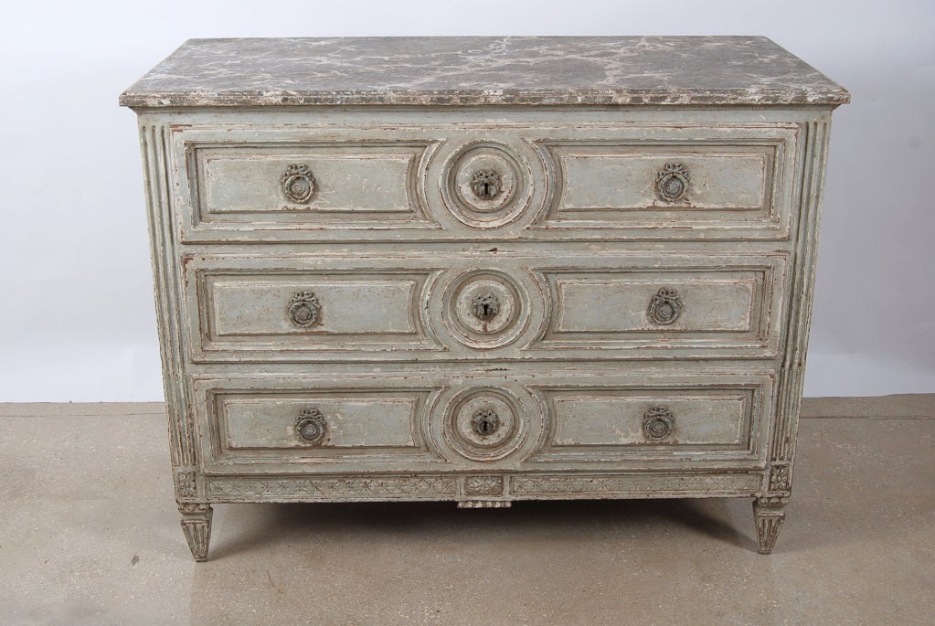 French Louis XVI Style Painted Chest Of Drawers In Excellent Condition For Sale In Coral Gables, FL