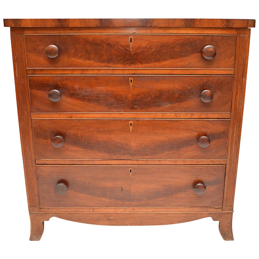 American Federal Mahogany Chest of Drawers on Splayed Feet Wood Handles