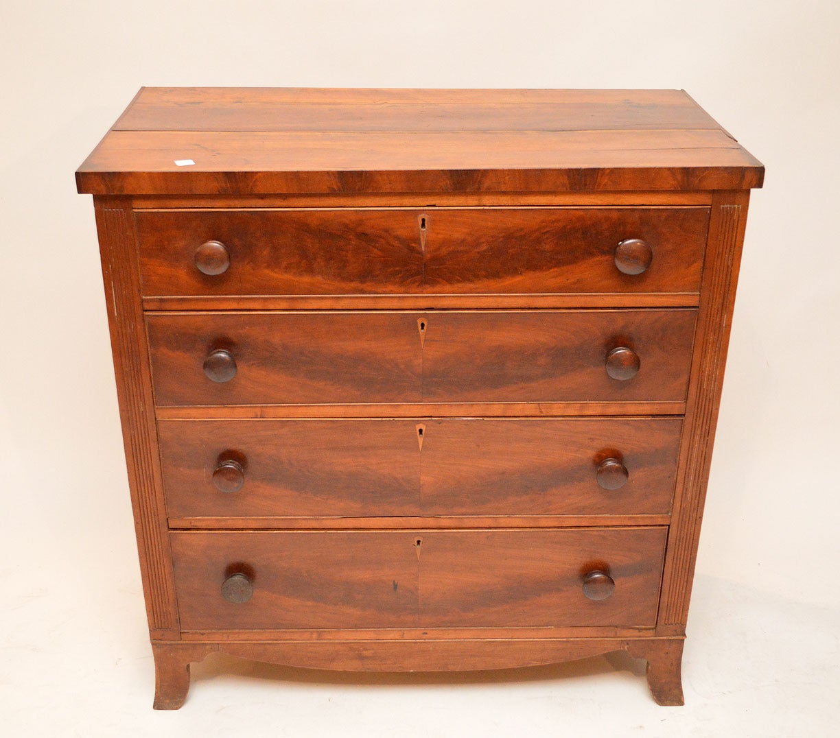This is a very nice original Federal American chest of drawers in mahogany sitting on splayed feet.
The drawer linings are solid wood with dovetail joints the wooden knobs are all original the escutcheon are satin wood.
The back as well as the