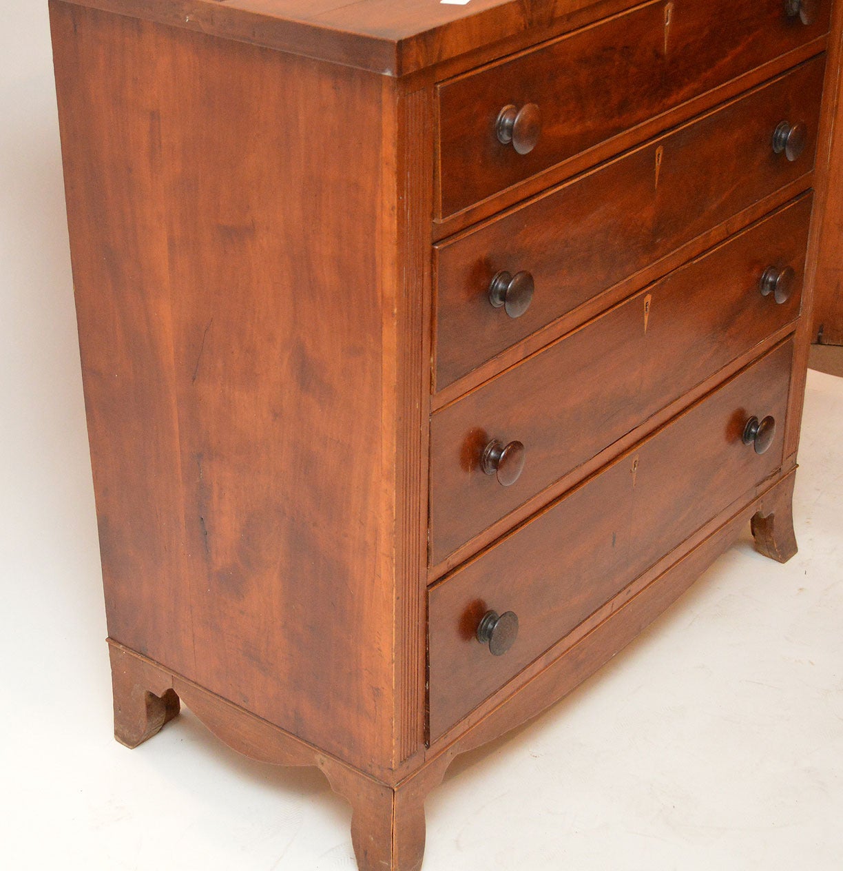 American Federal Mahogany Chest of Drawers on Splayed Feet Wood Handles In Good Condition In West Palm Beach, FL