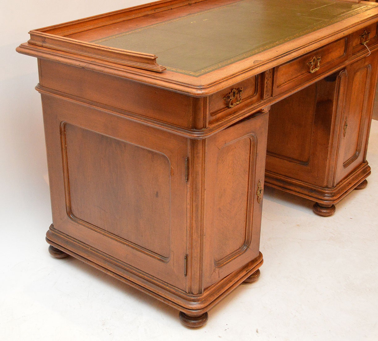 This is a very nice French walnut ladies pedestal wring desk with a green leather to the top.
It sits on two pedestal with a door either side above three drawers with the original brass handles.
The drawer linings are solid wood with dovetail
