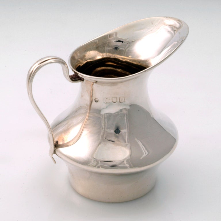 English Silver Creamer In Good Condition For Sale In New York, NY