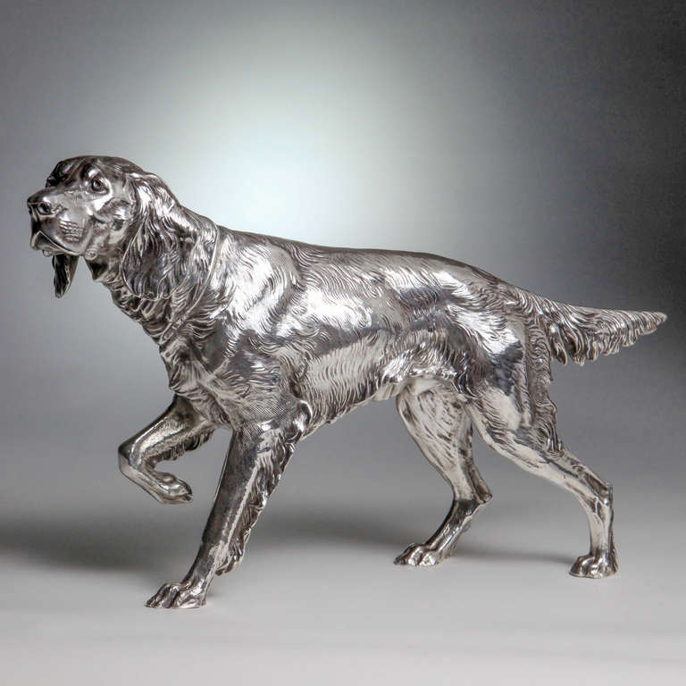 Chien de chasse setter irlandais sur pointe en métal argenté, un bel accessoire décoratif pour votre bibliothèque ou votre bureau.