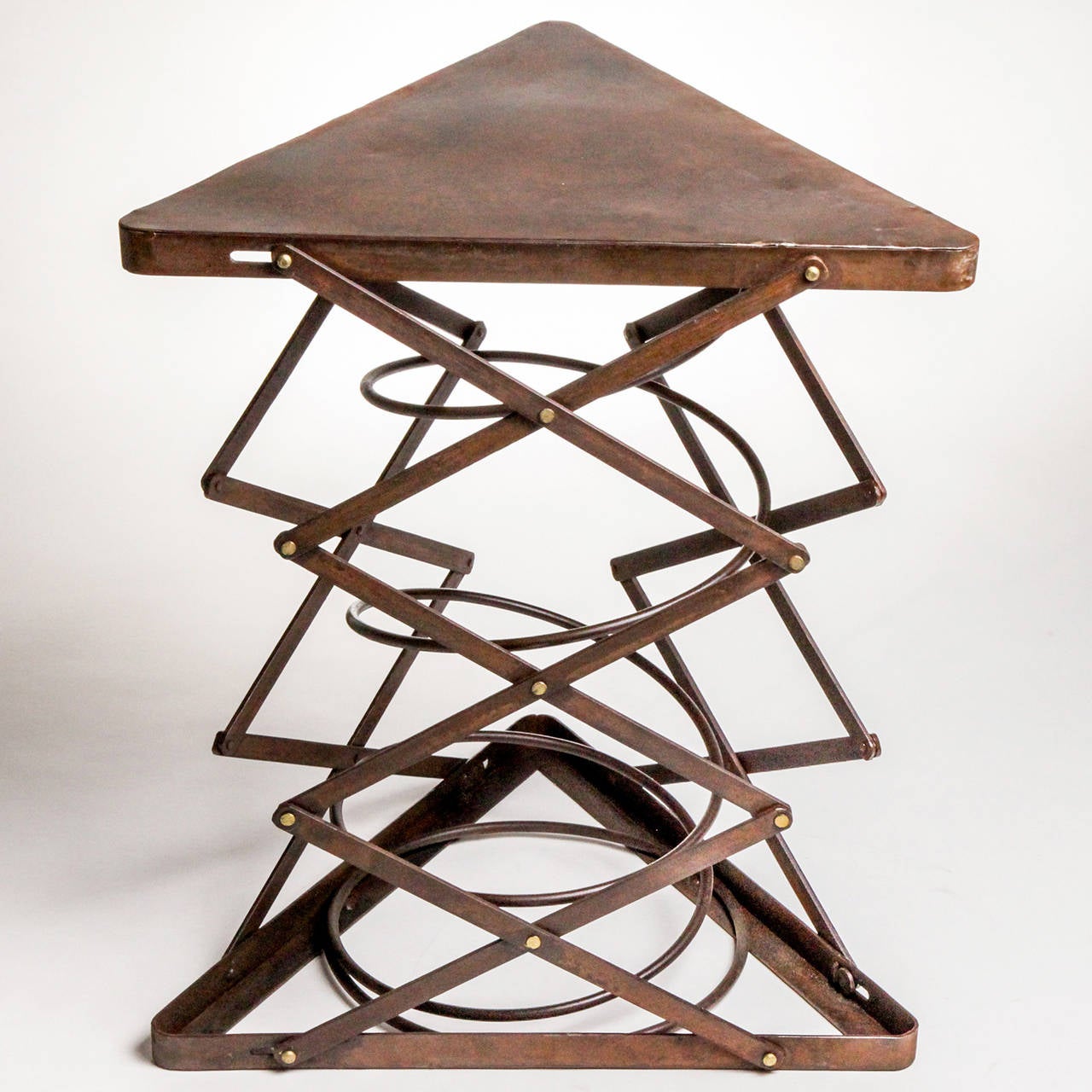 Table d'appoint triangulaire en métal Excellent état - En vente à New York, NY