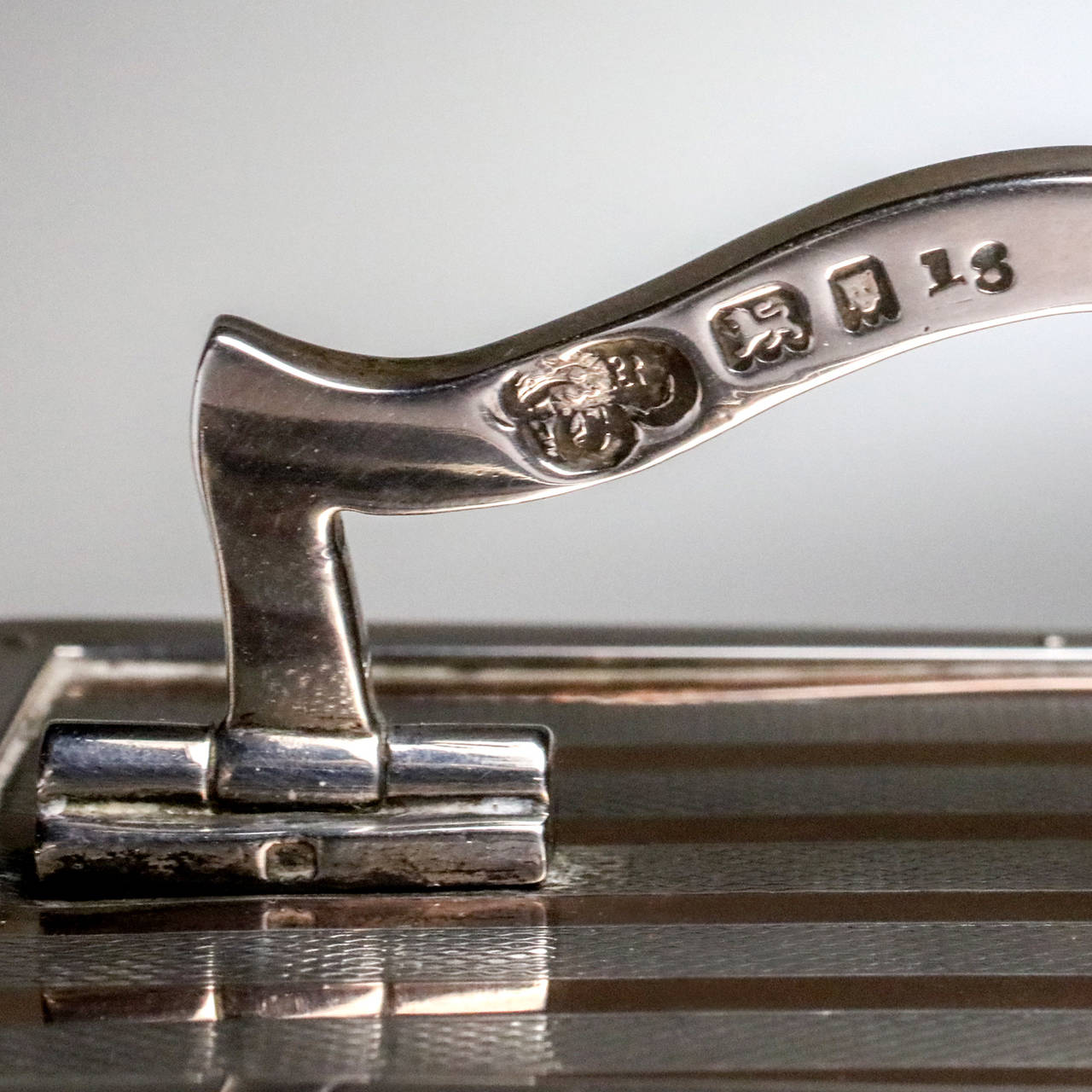 Englische Kutschenuhr mit markantem, maschinengefertigtem Streifenmuster aus gepunztem Silber und 18-karätigem Gold. Gepunzt: Charles & Richard Comyns, London 1916-1926. Gepunzt 