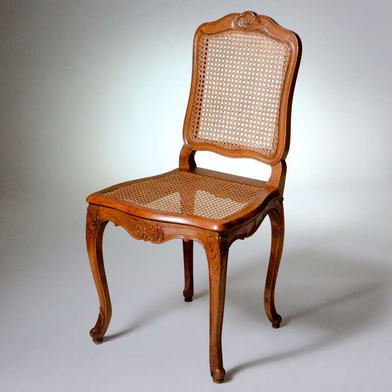 Französische Louis XV.-Sessel mit Rohrlehne im Angebot 1