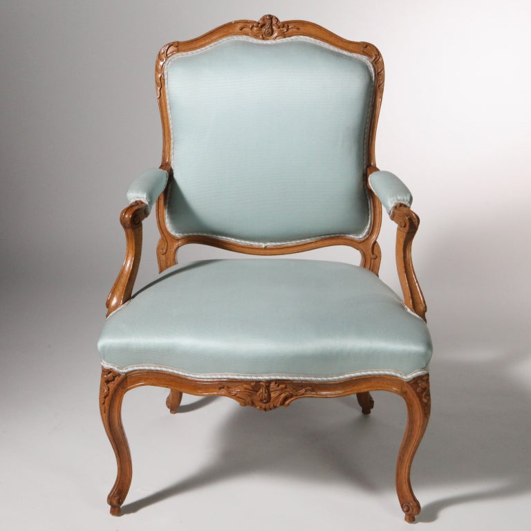 Ein Paar wunderschön geschnitzte Sessel aus Nussbaumholz aus dem 18.