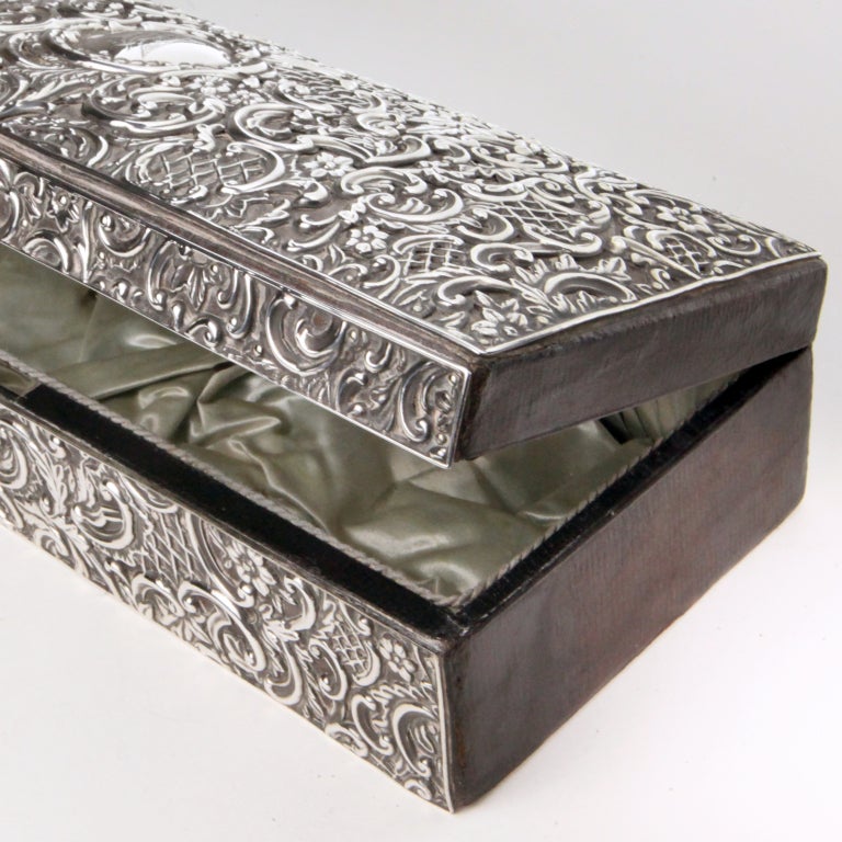 Scatola da scrivania in argento repousse del XIX secolo, finemente lavorata, con motivo a vortice, fiore e reticolo. L'interno è completamente rivestito di seta verde chiaro originale. Marchio H. H.