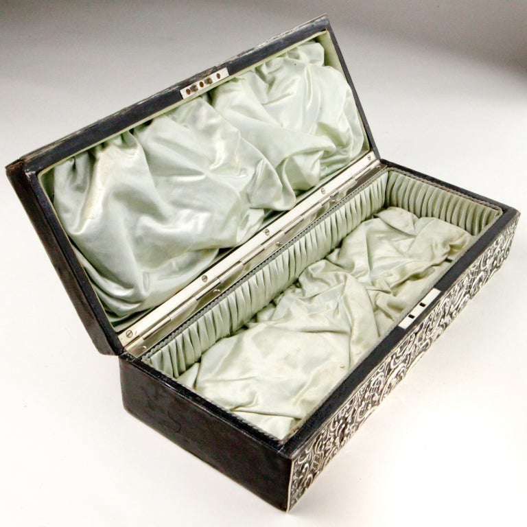Inglese Scatola in argento Repousse in vendita