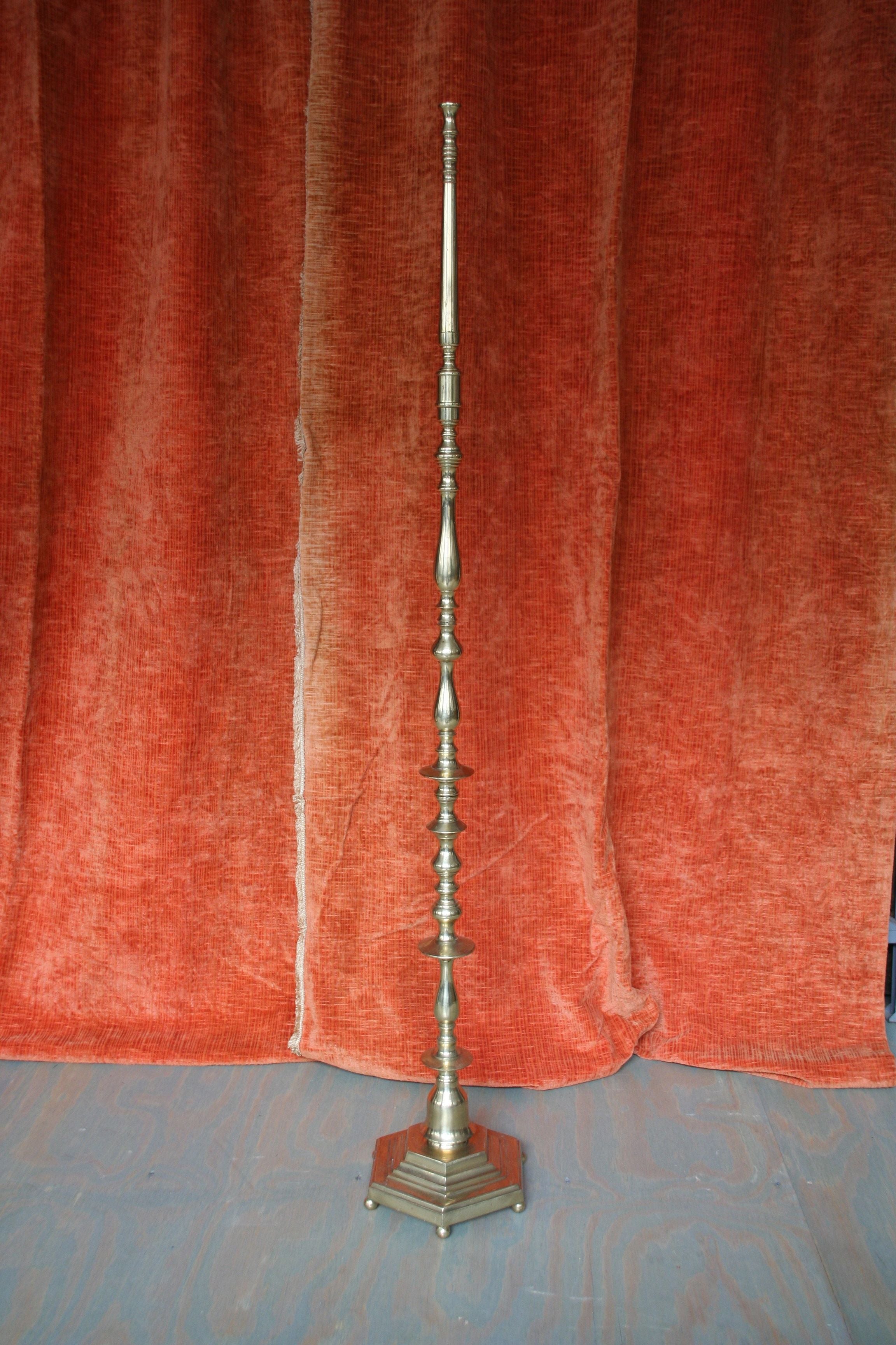 Very good quality nickel-plated bronze floor lamp, French, 1940s. This lamp has a heavily turned stem on a hexagon base which sits on balled feet. This lamp has been newly wired with two edison sockets, but is not UL listed.

Not sold with shade.

 