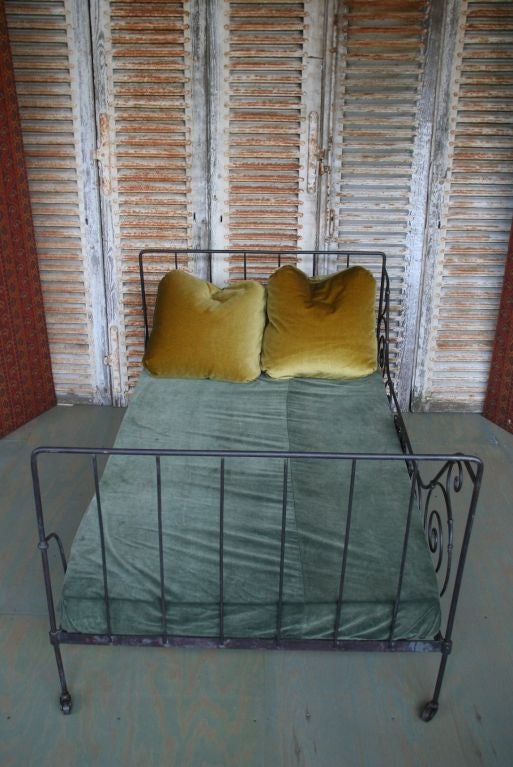 French Early 20th Century Folding Iron Bed In Good Condition For Sale In Buchanan, NY