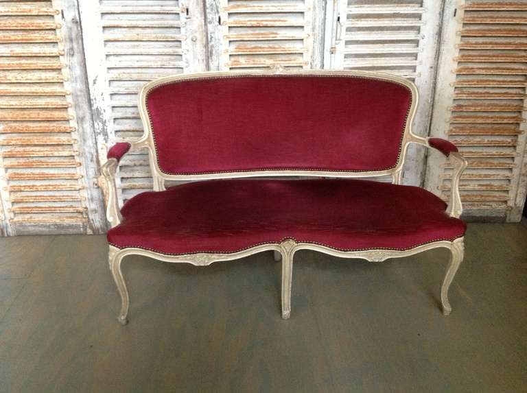 Late 19th C French Settee in Red Velvet In Good Condition In Buchanan, NY
