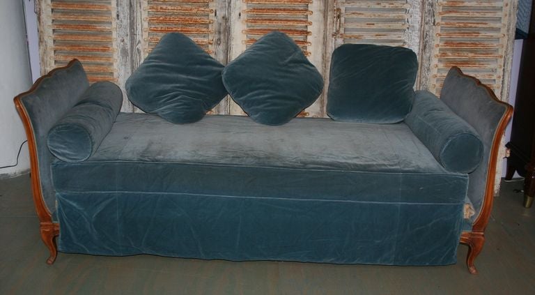 French Louis XV Style Daybed In Fair Condition In Buchanan, NY