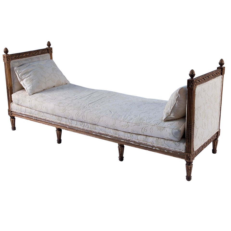 Elegant Louis XVI French Carved Gilt Wood Day Bed For Sale