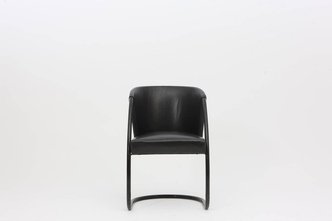 Jacques Adnet, modernist armchair, circa 1930.
Metal.