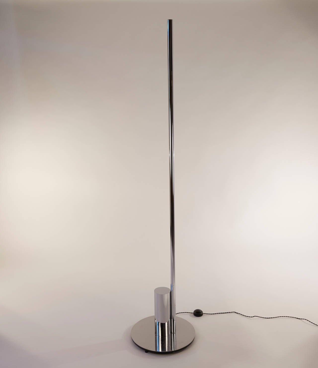 Elegant Linea line floor lamp by Nanda Vigo designed for Arredoluce.