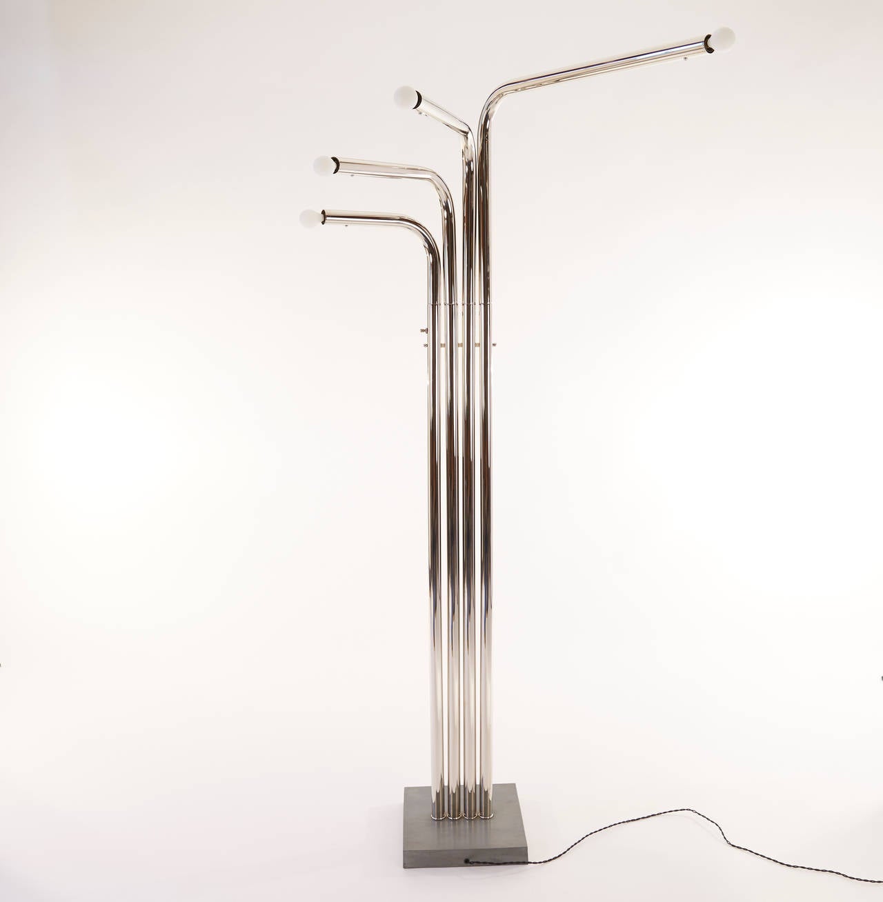 A sculptural lamp with articulated arms that can be arranged creating a playful effect.