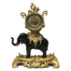 Pendule à éléphant de style Louis XV en ormolu frappé