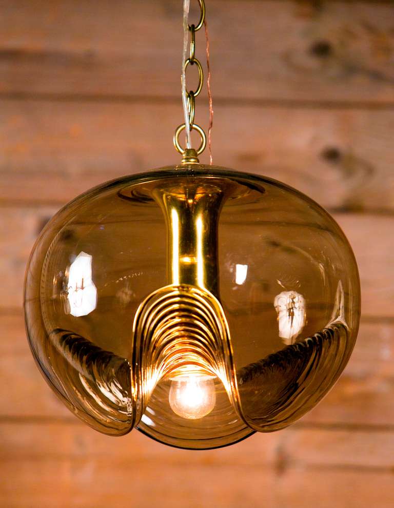 Pendentif en verre soufflé à la main:: de couleur ambre fumé:: dans le style moderne du milieu du siècle. Forme très intéressante et unique.  Câblé pour les États-Unis avec une prise Edison.  Italie:: vers 1950.  Fixations en laiton.