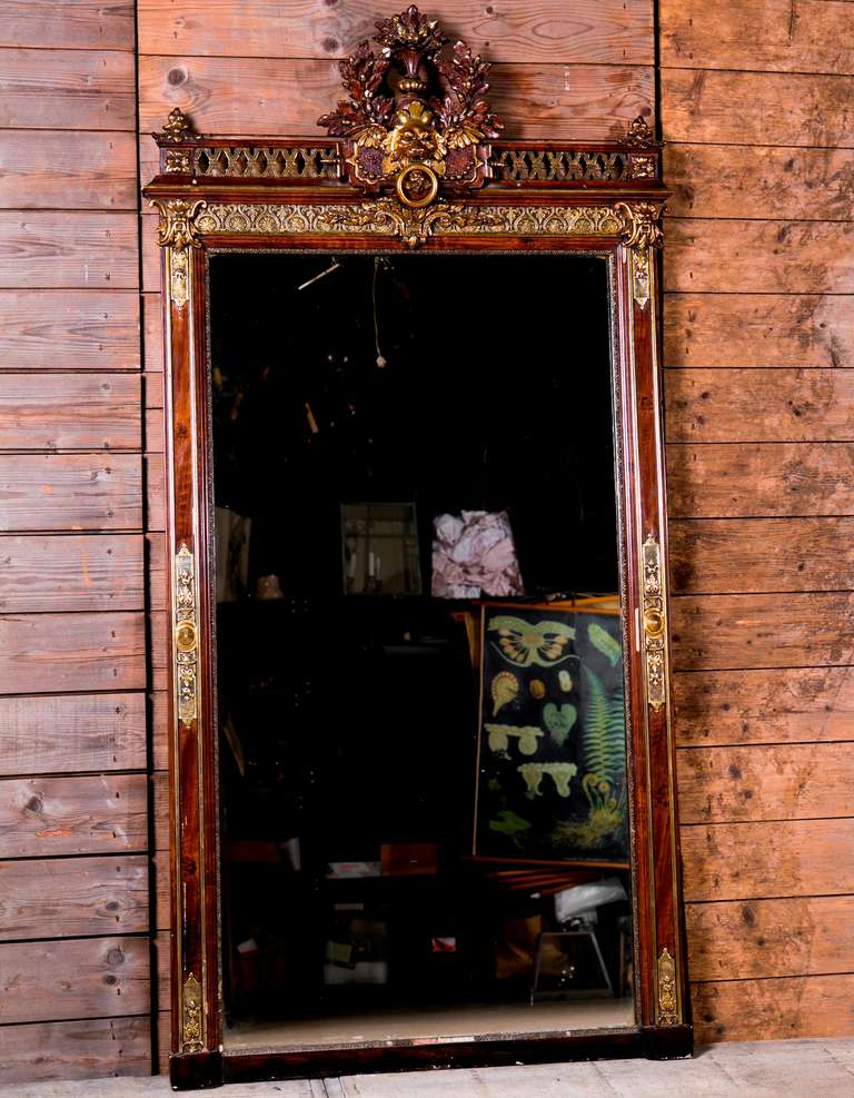 Großer Spiegel im Stil des Rokoko-Revivals oder des Zweiten Kaiserreichs aus Frankreich, um 1880. Fachmännisch handgefertigt und in hervorragendem Zustand. Handgeschnitzter Spiegel mit wasservergoldeten Akzenten auf Gips. Enthält mehrere der
