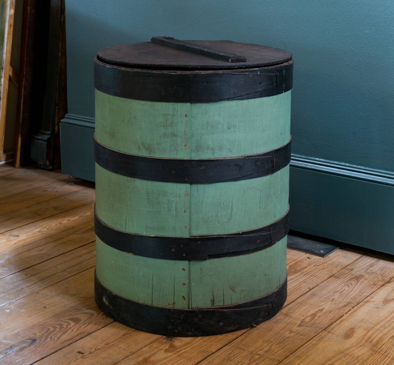 Handmade, hand-painted wooden barrel from France, circa 1920s. Original paint. The barrel includes its original painted wooden lid. Very sophisticated color palette.