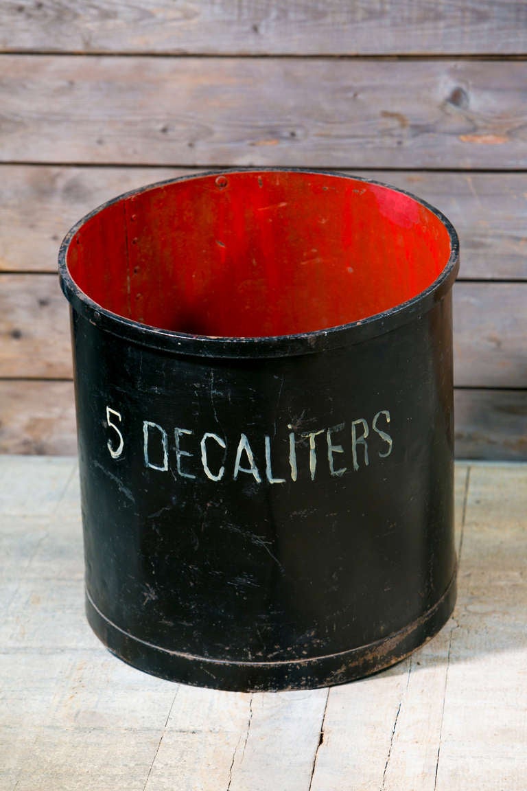 Industrial measure for liquid

Original paint with five decaliters marking

Black on outside red on inside, 

Belgium, circa 1920

Various other measures available, as well.