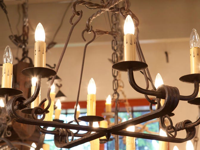 Américain Lustre américain Fayette à huit lumières en fer forgé, fabriqué sur mesure par un forgeron en vente