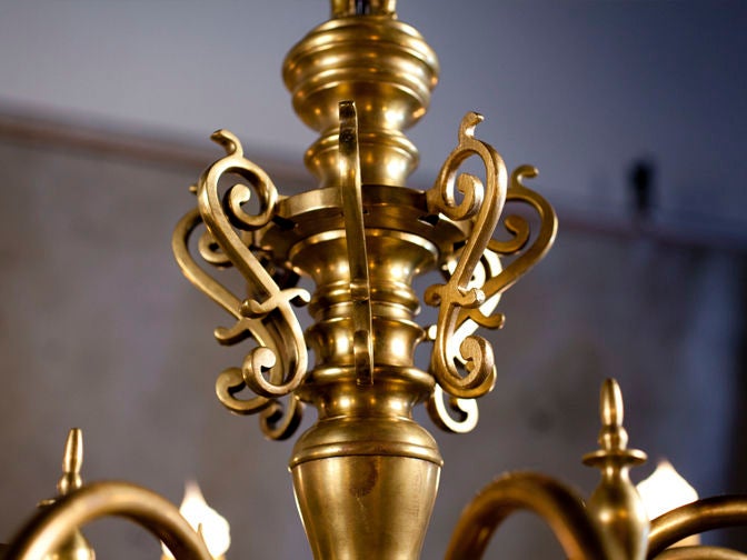This light is of wonderful quality.  The patina is beautiful and the eagle is interesting. 
