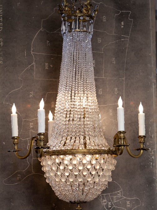 Incredible French classic chandelier with 6 arms and 5 interior lights.