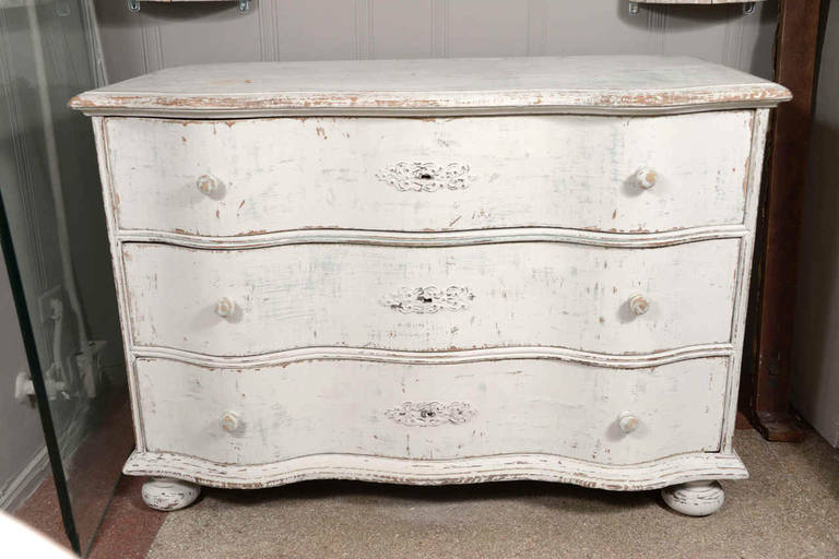 Beautiful lines.
Great chalky paint.
Very attractive.
Three drawers that pull easily.