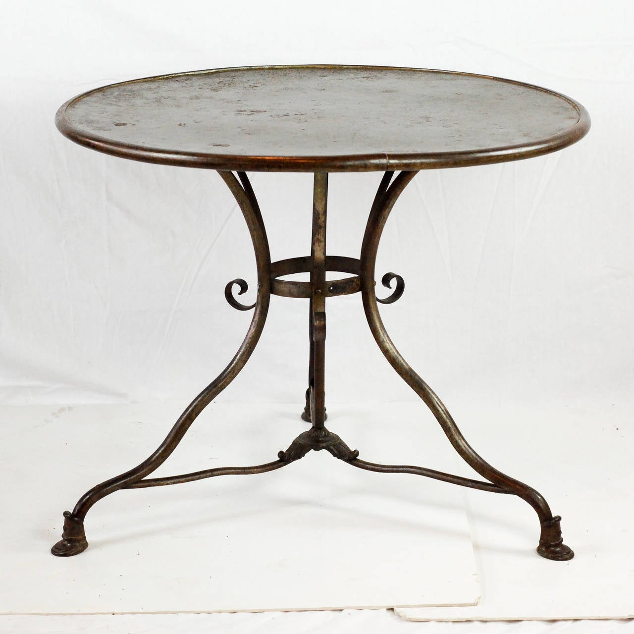Late 19th century round iron Arras garden table with strapped and riveted base