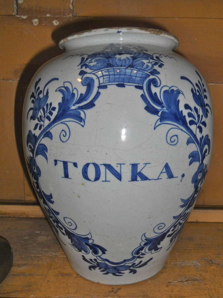 18th Century Dutch Delft Tabac Jar In Excellent Condition In Houston, TX